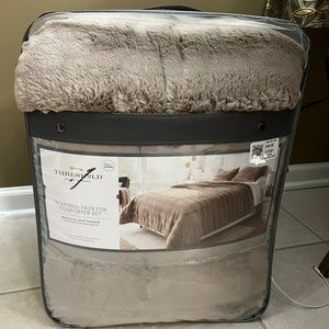Comforter set (new)